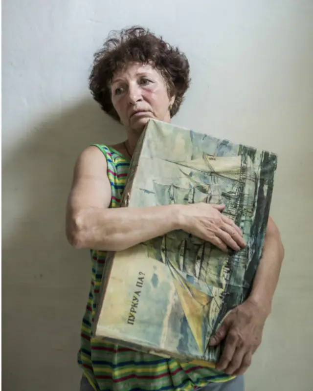 Наталя тримає коробку від моделі корабля, яким колись грався її син Олександр. Він зник навесні 2014 року. 