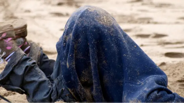 Membohongi diri sendiri seperti mengubur kepala dalam pasir karena menolak melihat kenyataan.