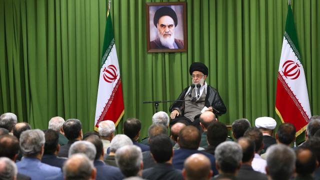 رهبر ایران با فرماندهان نظامی دیدار کرده است