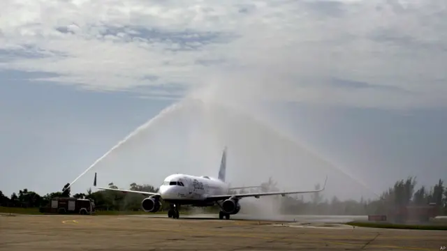 一趟美国商业航班在超过半个世纪以来首次飞抵古巴，标志美古两国2014年恢复邦交后关系新进展。