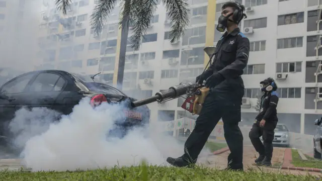 为控制疫情发展,新加坡政府开展大规模灭蚊行动。