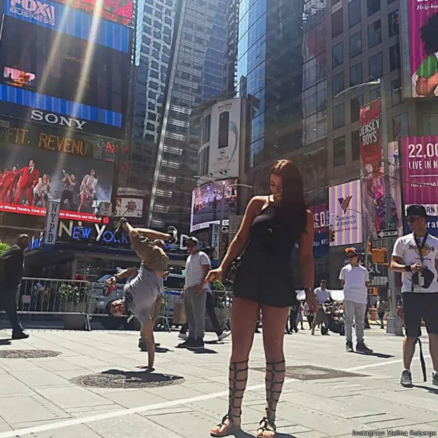 罗贝热在社交网站Instagram上晒出在纽约时代广场上拍的照片