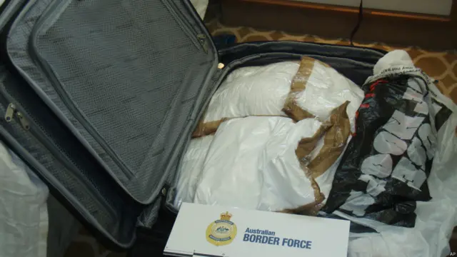 三人被控在游轮客舱内藏匿走私重达95公斤的可卡因。