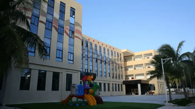 永兴学校内有幼儿园、小学,也有预留给住宿生的楼层。