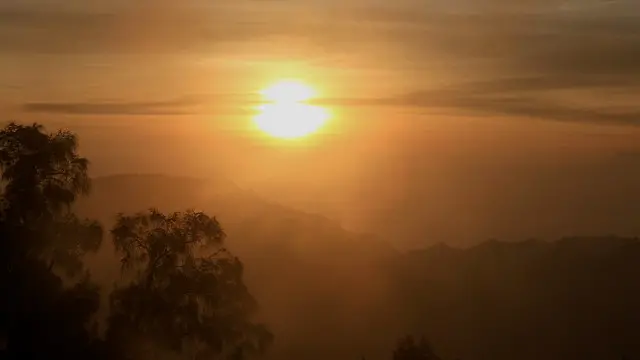 Matahari terbit di penanjakan satu, tempat wisata Gunung Bromo. 