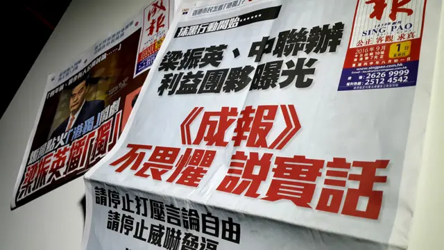 《成報》9月1日頭版聲明（前）與8月30日頭版評論文章（後）（BBC中文網圖片1/9/2016）