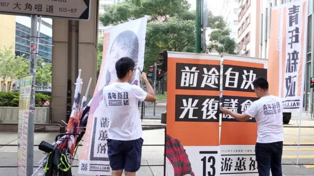 青年新政义工在大角咀布置选举街站。