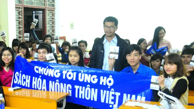 Ông Nguyễn Quang Thạch (đứng giữa) là người khởi xướng chương trình Sách hóa nông thôn