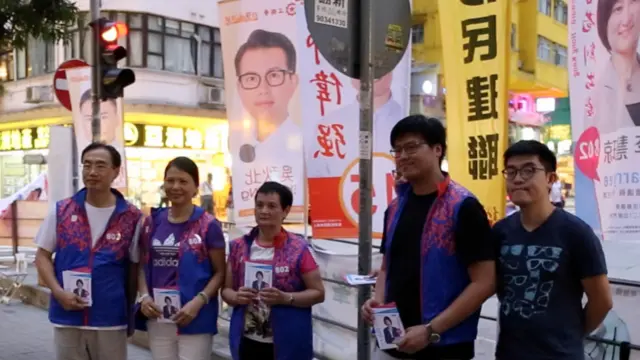 在街站拉票的民建联义工。