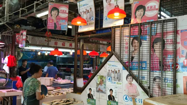 香港到处可以见到不同阵营候选人的海报。