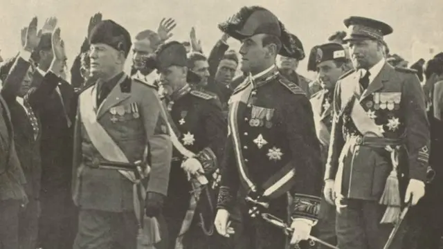 این نوشته نوعی ستایشنامه برای اعمال موسولینی است که در آن زمان کاملا بر ایتالیا مسلط بود