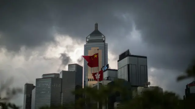 另一名参议员科顿（Tom Cotton）则表示，法案可以向北京政府传递一个强烈信息，如果中国违反给予港人自由的承诺，必须要付出代价。