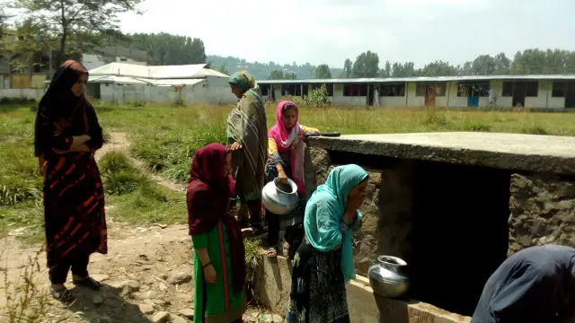 چند قدم کے فاصلے پر موجود چشمے پر ہر روز آنے والی خواتین بازار کا چکر ضرور لگاتی ہیں