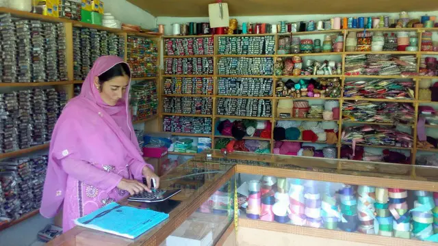 اب مقامی خواتین کو چھوٹی چھوٹی چیزوں کے لیے راولاکوٹ شہر نہیں جانا پڑتا