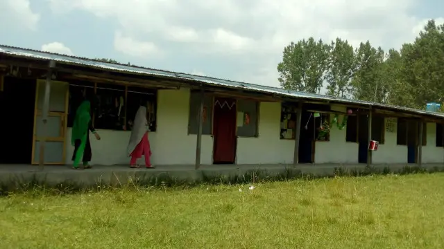 ایک مقامی شخص نے اپنی زمین پر بارہ دکانیں بنا کر ان خواتین کو 800 روپے ماہانہ کرائے پر دیں