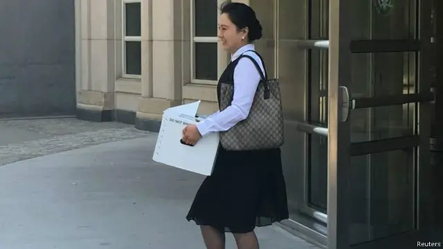 中国外交部“密切关注”中国国际航空公司的一名前经理被控涉嫌为中国驻联合国的军方人员走私案。