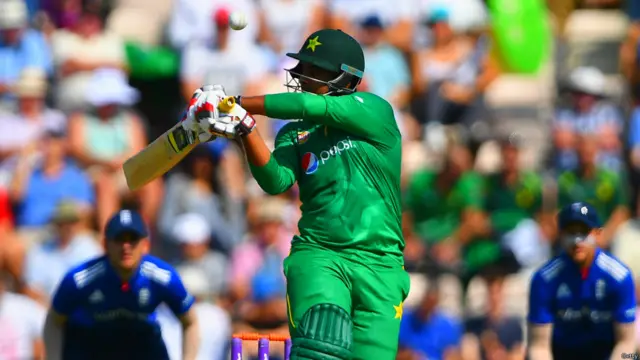 پاکستان کی طرف سے سمیع اسلم اور شرجیل خان نے اننگز کا آغاز کیا۔ پچھلے میچ کی طرح اس میچ میں بھی شرجیل خان نے تیز کھیلنے کی کوشش کی لیکن انھیں اس میں زیادہ کامیابی نہیں ملی۔