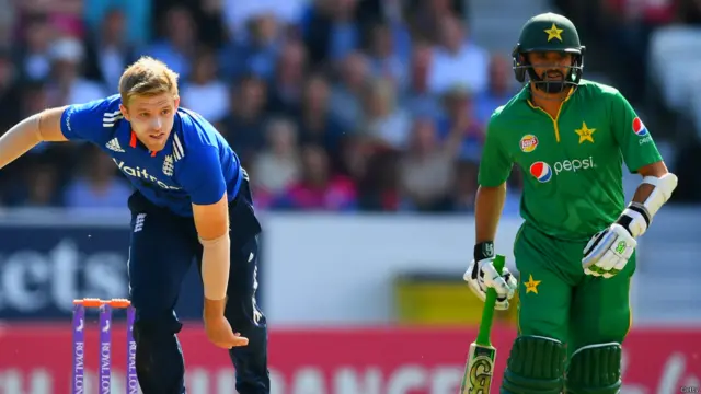 اس میچ کے لیے پاکستانی ٹیم میں کئی تبدیلیاں کی گئیں۔شعیب ملک، محمد عامر، یاسر شاہ اور وہاب شاہ کی جگہ عماد وسیم، عمر گل، محمد رضوان اور محمد عرفان کو ٹیم میں شامل کیا گیا