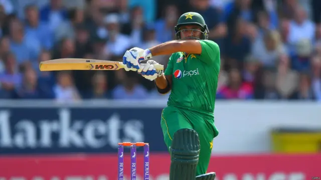 15 ویں اوور میں دوسرے اوپنر سمیع اسلم 24 رنز بنا کر پلنکٹ کا پہلا شکار بنے۔