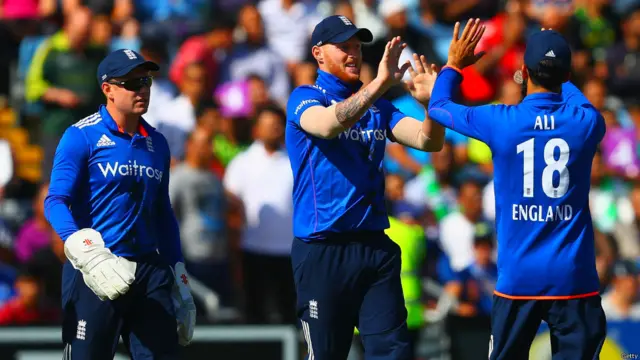 انگلینڈکی ٹیم میں بھی تین تبدیلیاں کی گئیں۔ جونی بیرسٹو، جورڈن اور ولی کو بٹلر، ووکس اور مارک ووڈ کی جگہ شامل کیا گیا۔