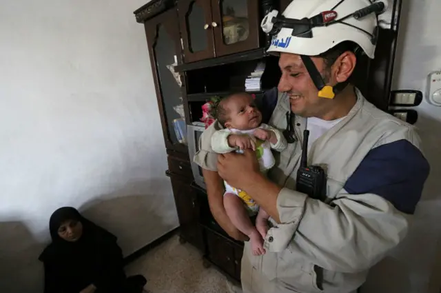 مردی از حلب که با نجات کودکی ده روزه که ۱۶ ساعت زیر آوار بعد از بمباران مانده بود به "نجات دهنده کودکان " مشهور شده بود