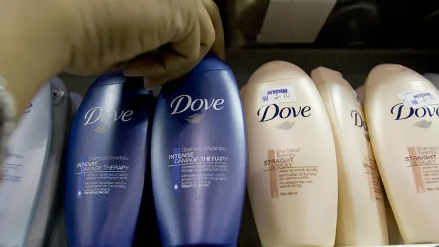 تقول شركة "دوف" لإنتاج مواد التجميل إنها تسعى إلى الاحتفاء بالنساء بكل الأشكال والمقاييس