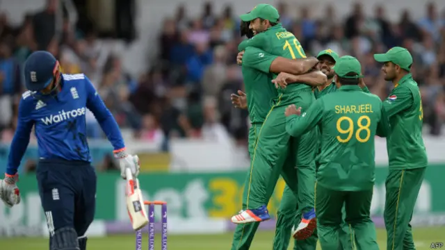 پاکستان کی جانب سے محمد عرفان نے دو، عمر گل، حسن علی اور عماد وسیم نے ایک، ایک کھلاڑی کو آؤٹ کیا
