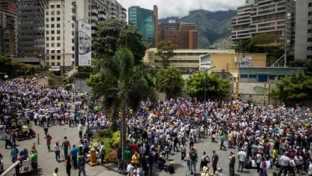 来自反对派的示威者身着白色，高喊“我们要把马杜罗赶下台。”