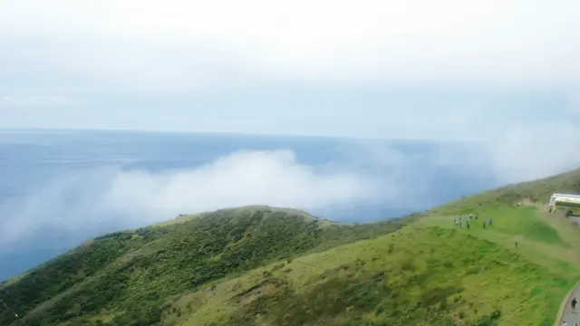 新西兰北岛东海岸的一个小型社区的居民在附近海底发生了强烈地震后，接到撤离的通知。