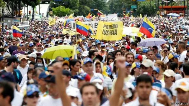 他们中的一个组织要求总统马杜罗下台。不过，马杜罗的支持者也同时出现在游行现场，政府指责反对派试图发动政变。