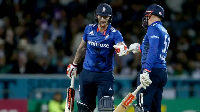 انگلینڈ کی جانب سے بین سٹوکس اور بیرسٹو نے شاندار بیٹنگ کا مظاہرہ کرتے ہوئے نصف سنچریاں بنائیں۔