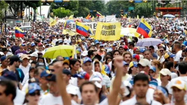 مخالفان شعار "مادورو را پایین می کشیم" سرمی دادند