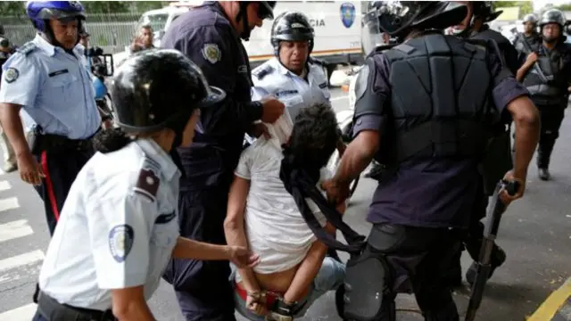 پلیس شماری از تظاهرکنندگان را دستگیر کرد