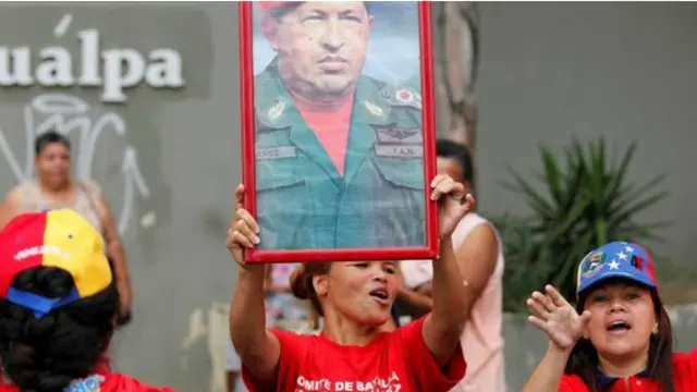 هواداران دولت عکس های هوگو چاوز رئیس جمهور سابق را حمل می کردند