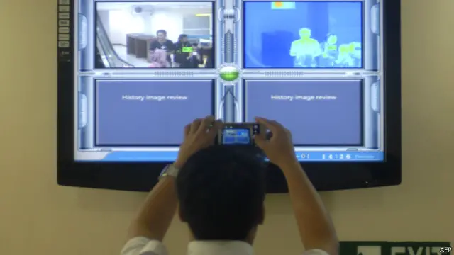 Di Bandara Adi Soemarmo, Solo, alat pemindai khusus memantau suhu tubuh para penumpang pesawat.