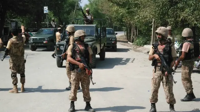 Tentara Pakistan dikerahkan untuk mengamankan lokasi sekitar insiden pengeboman bunuh diri.