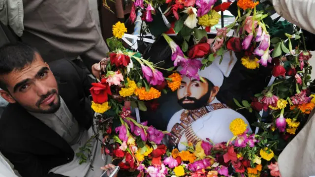 شمار زیادی از مردم برای خاکسپاری دوباره حبیبالله کلکانی جمع شده بودند