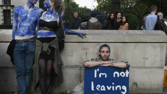 在唐宁街外抗议的年轻人(图片来源：Mary Turner/Getty Images)