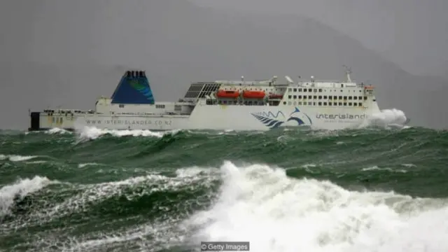 船体在三个维度中的摇晃颠簸，导致晕船者平衡失调，进而恶心作呕。（图片来源：Getty Images）