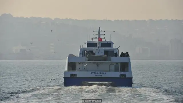专家认为，双体船比单体船航行更平稳。（图片来源：Getty Images）