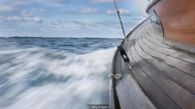 对那些饱受晕船之苦的旅客而言，较万无一失的玩法是，乘坐小型船只，在近海地区游览。（图片来源：Getty Images）