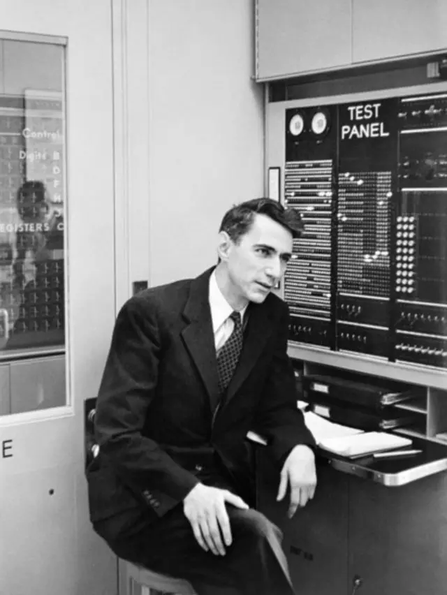 کلود شانون ریاضی‌دان آمریکایی را پدر علم اطلاعات می‌دانند، پایان‌نامه دانشگاهی او که مبانی این علم را تدوین کرد به عنوان مهمترین پایان‌نامه دانشگاهی تاریخ قلمداد شده است