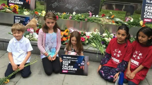 کودکان نیز همراه با فعالان در مقر وزارت کشور بریتانیا جمع شده‌اند
