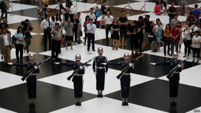 台灣的空軍儀隊在台北車站「快閃」演出