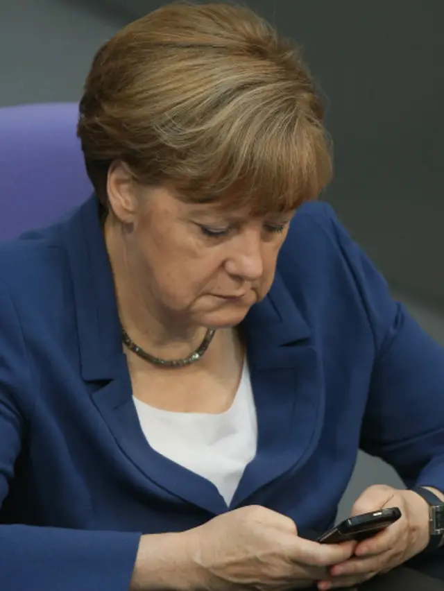 پس از آنکه اسنودن فاش کرد تلفن آنگلا مرکل هک شده بوده، یک سال طول کشید تا او یک بلک‌بری Q10 و یک شرکت آلمانی را برای رمزگذاری انتخاب کند