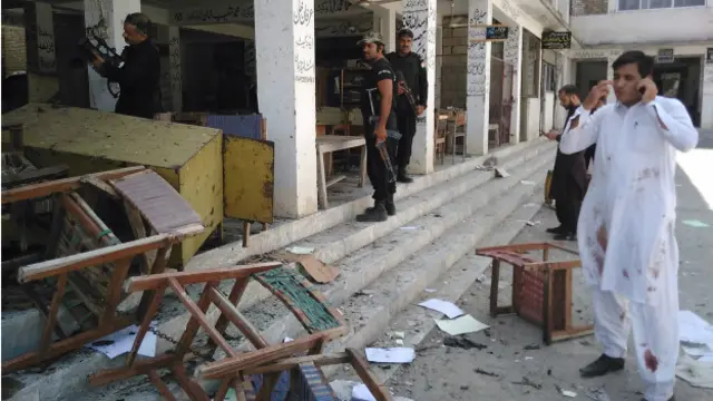 د خيبرپښتونخوا په مردان ښار کې د ځانمرګي بريد له امله ۱۲ تنه وژل شوي. بلخوا په پېښور  کې د عيسويانو (کرسچين) کالونۍ بريد کې څلور ځانمرګي بریدګر امنيتي ځواکونو له پښو غورځولي دي.