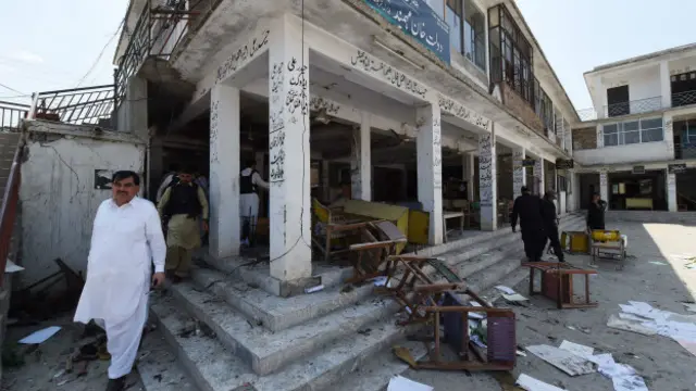 د مردان د پولیسو مشر فیصل شهزاد بي بي سي ته وویل، بریدګر لومړی د محکمې پر دروازه د لاسي بم برید وکړ چې په کې پر دروازه ولاړ یو شمېر پولیس سرتېري ټپيان شول.