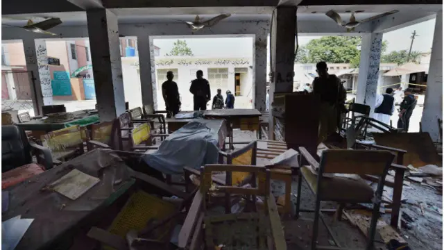 د پولیسو په وينا، په دغه برید کې په وژل شویو ۱۲ کسانو کې ولسي وګړي، پولیس او وکیلان شامل دي او په لسګونو نور ژوبل شوي دي.