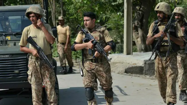 د پاکستاني پوځ په خبره د پېښور برید کې یواځې دوه ملېشه سرتېري، یو پولیس او دوه شخصي ساتونکي ټپي شوي خو ولسي وګړیو ته هېڅ مرګ ژوبله نه ده اوښتې.