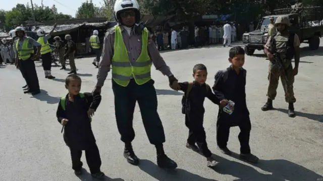 چارواکي وايي امنيتي سرتېري سيمې ته رسېدلي او هلته اوس حالات تر کنټرول لاندې دی. 